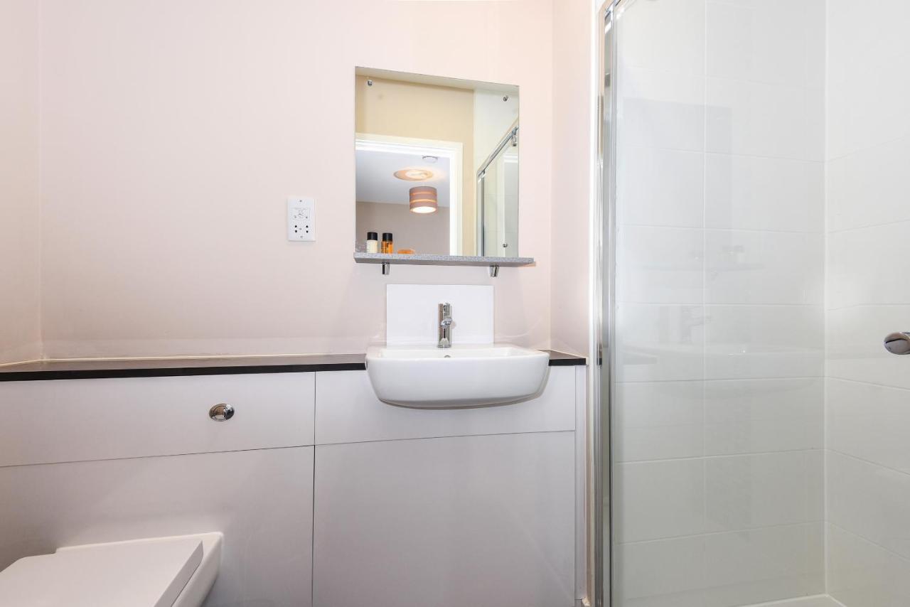 Apartament Magna House Egham Zewnętrze zdjęcie